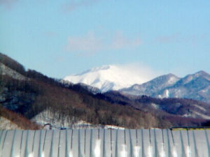 幌尻岳とトマトビニールハウス